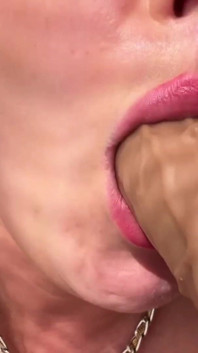 Tante seksi lagi asik nyepong dildo pov