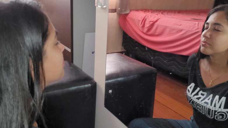 Strimermodel: Sensitive Nose Mirrored Sneezing