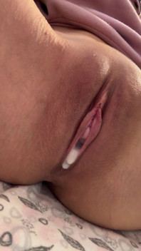 Close-up Shaved Pussy Squeezes Creamy Ovulation Nectar
