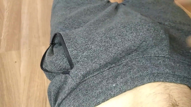 Elvissc: Der typ kam aus dem fitnessstudio zurück und masturbierte seinen...