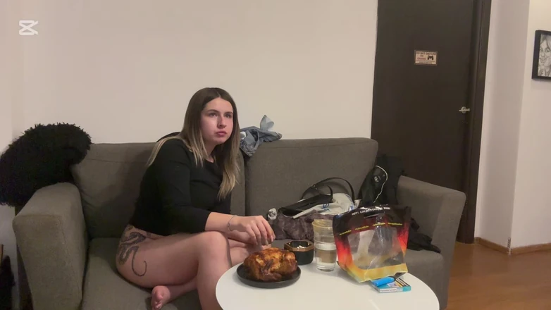 NipsAndStrips: Äter en hel kyckling medan du pruttar