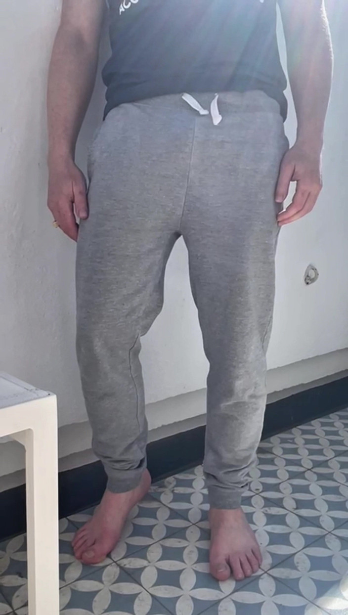 AmateurBoysPissing: 真心话大冒险：被迫在我的灰色慢跑裤里撒尿