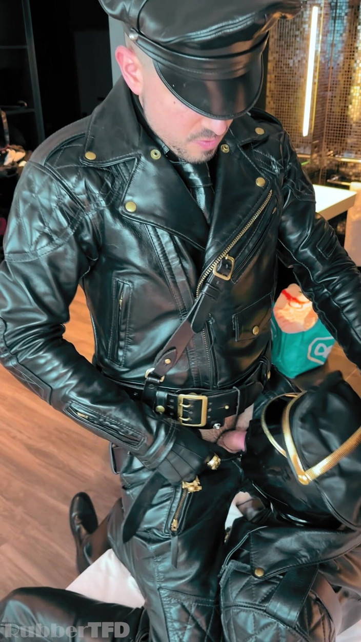 RubberTFD: Colección de cuero brillante en hotel