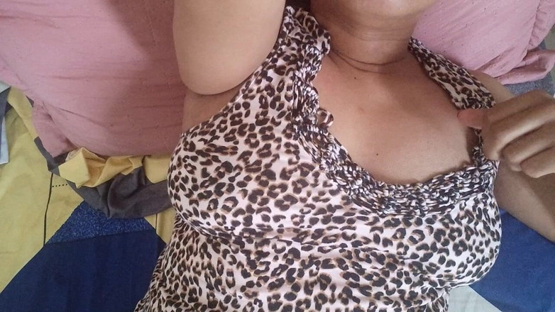PATY PATY: हॉट सौतेली बेटी सौतेले पापा के बिस्तर पर चूसती है और खुशी से कराह रही है