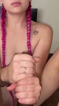 Une grosse bite noire baise la demi-sœur de son ami pendant une soirée