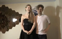 Eş değiştirme kulübü ziyaretçisi seksi oğlanla seks?!?!:)