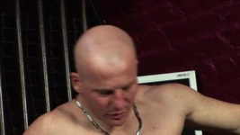 Pedaços musculosos crus em sessão de foda dominante