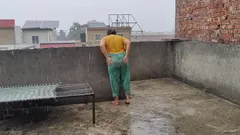 Pakistaans meisje geniet van de regen