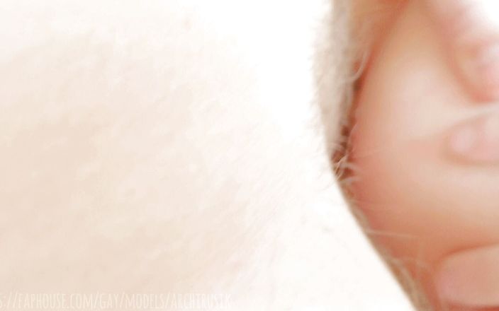 ArchiRusik: Des jumelles coquines se font baiser par tous les trous...