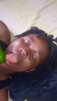 Je baise ma bouche avec un concombre