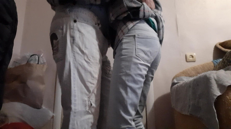 Lesbian-candys: 남편이 옆방에서 축구를 보는 동안 결혼한 레즈 친구들이 몰래 섹스를 하다