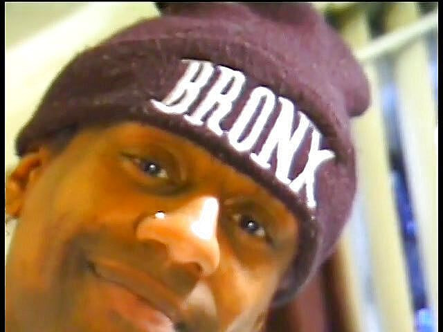 Gays Case: Zwarte Yankees fan wrijft er een alleen in zijn kamer