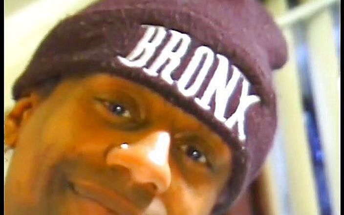 Gays Case: Un fan de Black Yankees se caresse toute seule dans...