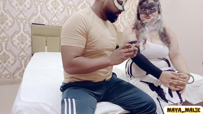 Maya-malik: Une patronne pulpeuse sexy se fait baiser par son employé...