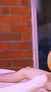 La demi-sœur et le quatrième demi-cousin vont dans l’appartement pour baiser