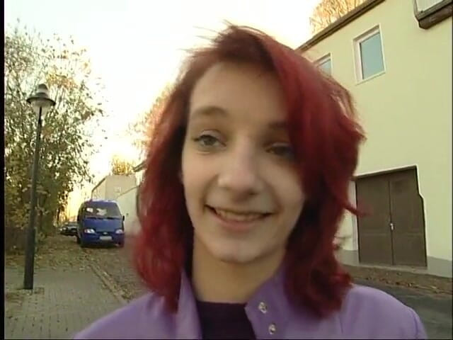 Dirty Teeny: Rödhårig tonåring med små bröst ger en fantastisk avsugning vid...