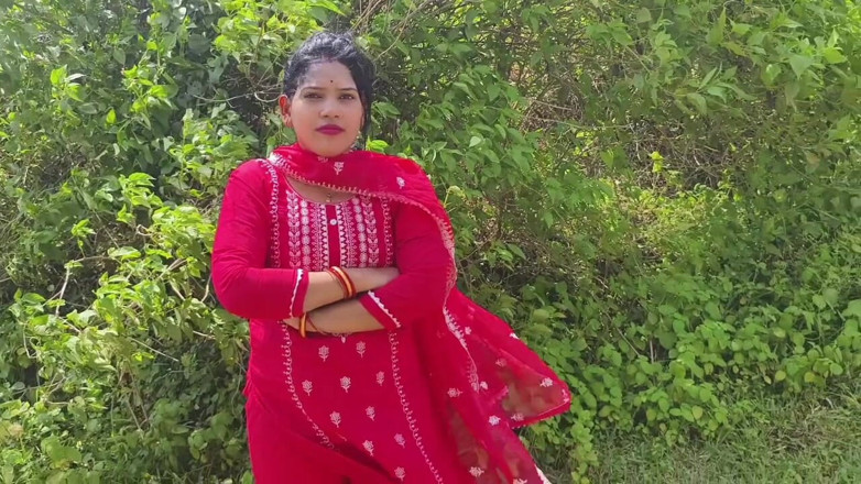 Sona bhabhi: 美しいベンガル人女性の胸のショーが彼氏と屋外で