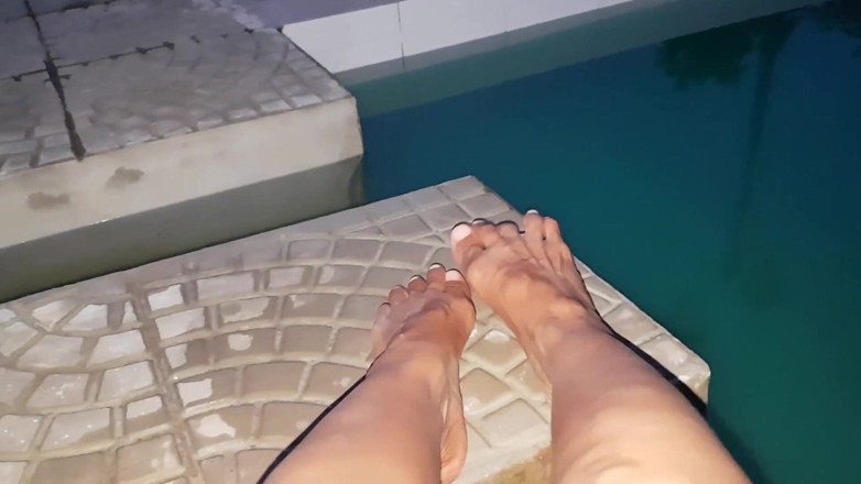6-movies: Taquinage de pieds en plein air avec une jeune fille