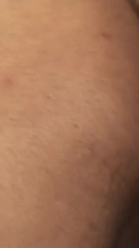 La ragazza nera prende un grosso cazzo nero duro