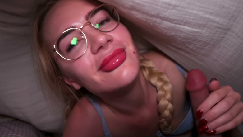 JessieHH: Sharing a Bed with Your Step-sister
