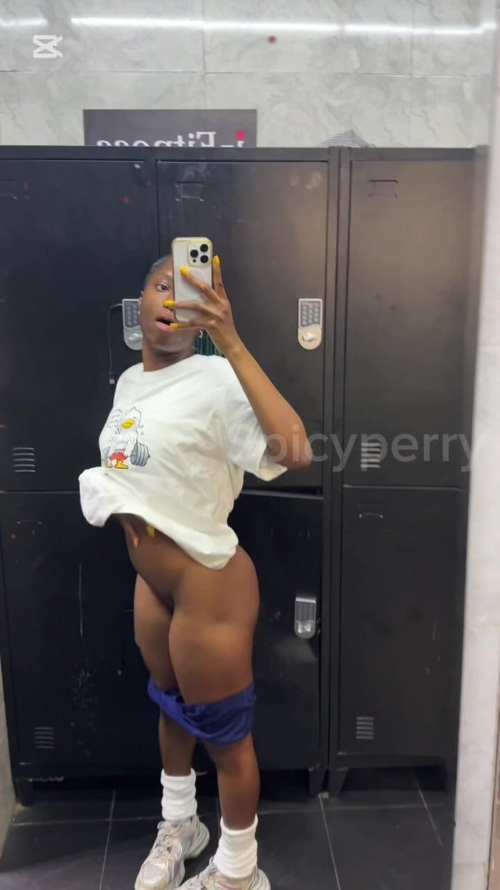 Spicy perry: Khoe mông của tôi trong nhà vệ sinh công cộng.