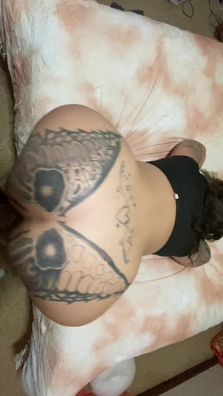 MzKiTTy91: MILF putih besar berpantat besar dengan pantat besar ditembak belakang