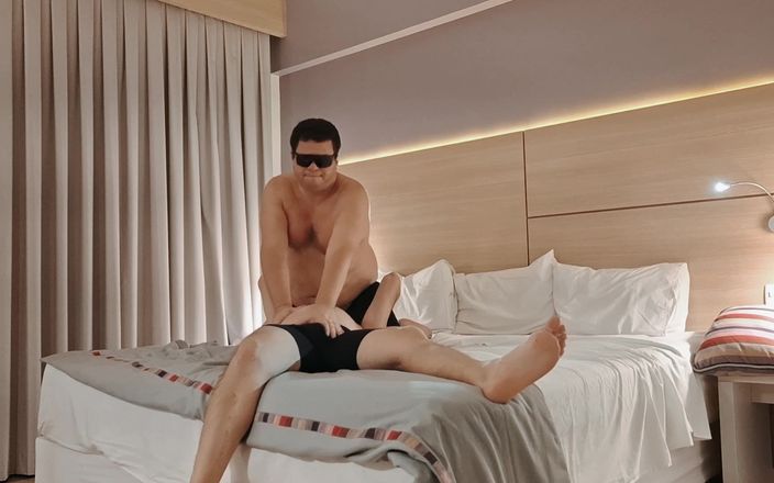Combat and fetish: Chubby Man Vs. Jobber: Fighting on the Bed
