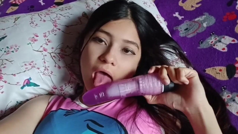 Yuli and tony: Une jeune avocate se masturbe dans le lit de son...