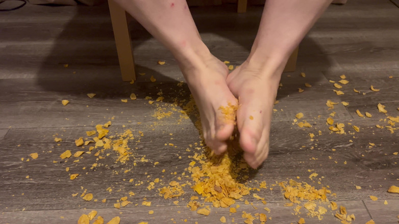 EeveeXo: फूड क्रंचिंग - नंगे पैरों वाली अनाज पर कदम बढ़ाना asmr