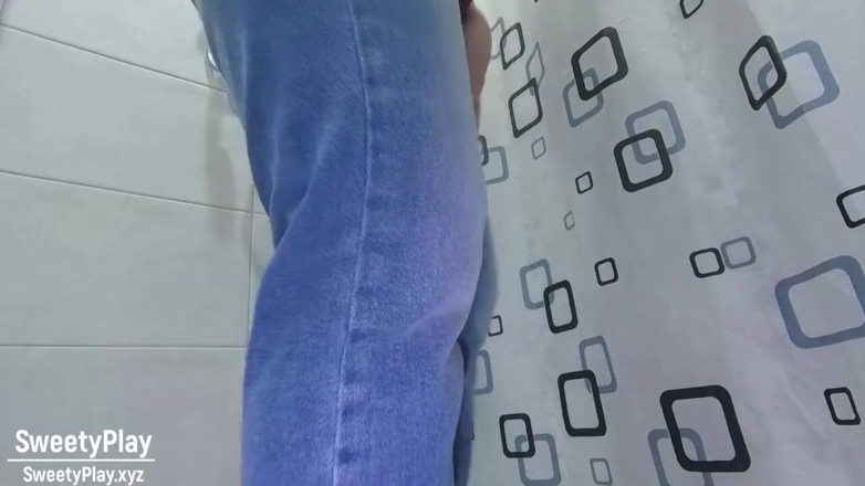 SweetyPlay: Orinar desesperación mojando jeans