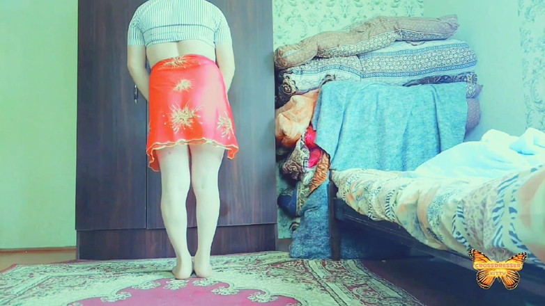 Kitty_Cross: Une superbe trans se penche sur un banc de parc...