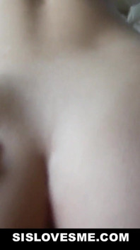 Seksi üvey kız üvey erkek kardeşinin büyük yarağını azdırıyor