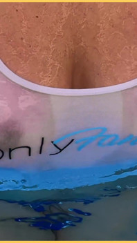 Soția este fără sutien în piscină