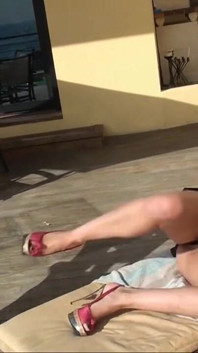 Baise sympa à la piscine