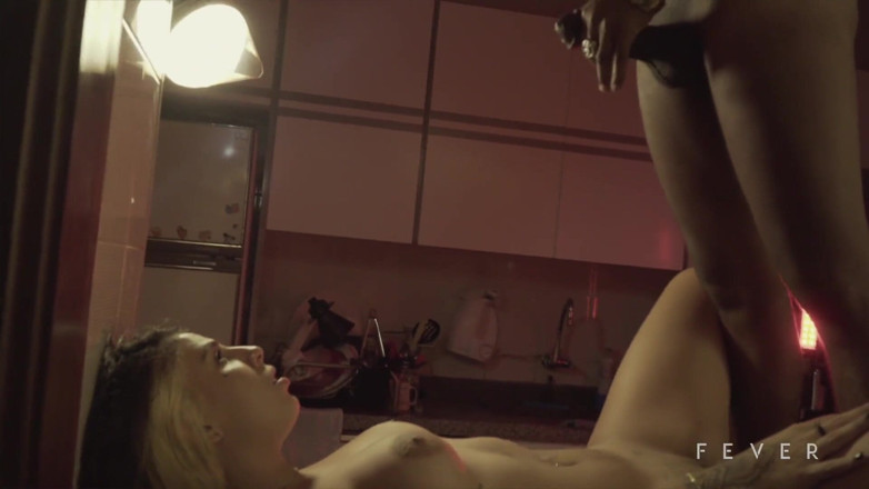 Fever Films: Brunetka s velkým zadkem šuká v kuchyni