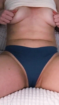 Snel heet vingeren door slipje - kletsnat poesje orgasme - close-up