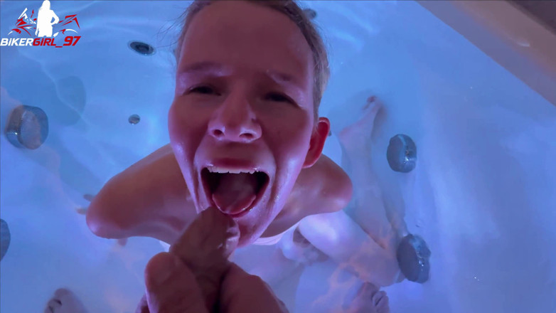 Bikergirl_97: Riskanter geiler oral seks im spa! Meine Fresse'de yüze boşalma...