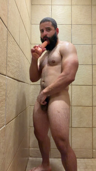 Muskel-junge mit dildo in fitnessstudio-duschen