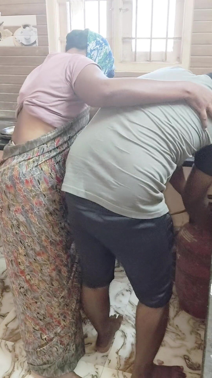 Thesana: ghar ki patni gais silendar dilivri boy ko chodti hai