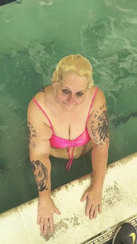 Davisdesires está na piscina assistindo sua buceta babando