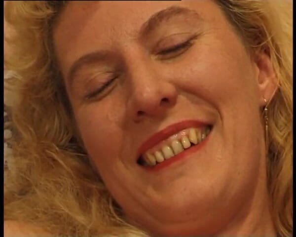 YOUR FIRST PORN: Reife Hausfrau Lisa Ist Notgeil. Analdidospass Und Kugeln - dojrzała gospodyni...