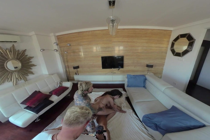 Dans VR: PAWG Lola Brally Leva Dois Paus em Trio VR DP....