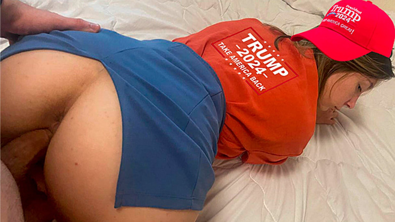 niiikey: Algebraisches Mädchen freute sich über den Sieg und springte vor Freude...