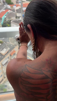 Primeira vez anal - pequena tattoed latina milf começa boquete e depois recebe duro pov foda de quatro