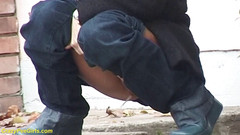 Crazy pee girls: Kráska chčije na ulici za křovím