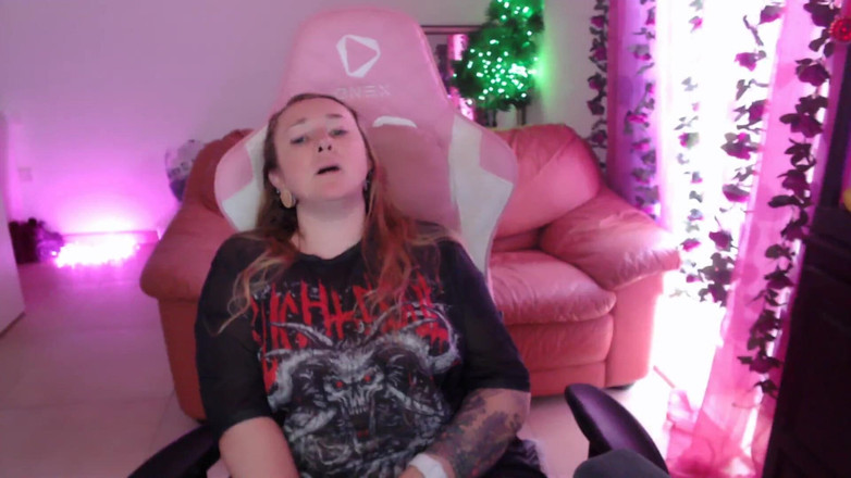 Kisicaxx: Sprosté řeči uctívající ptáka