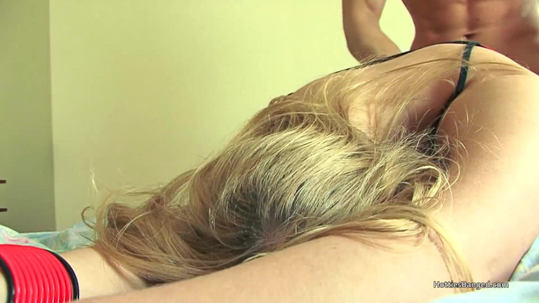 Hotties Banged: Юную блондинку с маленькими сиськами трахнул ее бойфренд