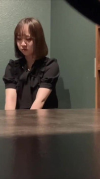 Kráska z Busty Net Cafe s jasnýma očima upoutá pozornost v rychlém a divokém soukromém okamžiku