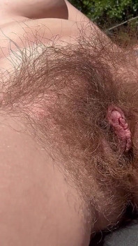 Prendere il sole nuda fuori e mostrare la mia figa pelosa