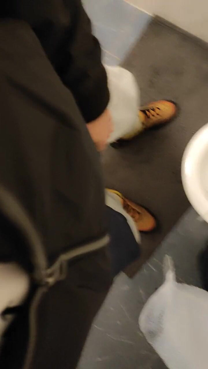 SmokedAlloy2: Dirtyjunkbro în toaletă plină de pișat, șosete mirositoare și pantofi sport umezi